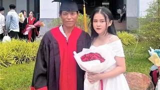 Xúc động khoảnh khắc nữ sinh mặc áo cử nhân cho bố trong lễ tốt nghiệp Đại học