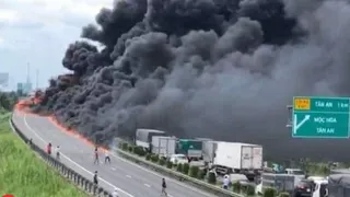 Clip: Cháy dữ dội trên cao tốc Trung Lương, cột khói đen ngùn ngụt cả 1 vùng trời