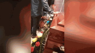 Chú chó chăm chăm nhìn vào quan tài chủ nhân, bất ngờ làm một việc cảm động vô cùng