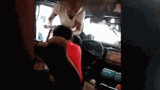 Phát hiện chồng ngoại tình, người phụ nữ điên tiết đấm gã phụ bạc không trượt phát nào