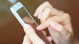 Dùng điện thoại rồi làm điều tưởng như vô hại, bé 15 tuổi nhập viện khẩn sau đó