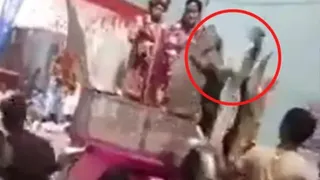 Mẹ chồng lao lên sân khấu, rút dép đánh cô dâu, nguyên nhân gây bất ngờ