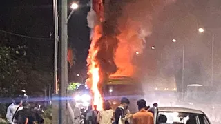 Ô tô khách bất ngờ bốc cháy, hàng chục hành khách bỏ hành lý tháo chạy