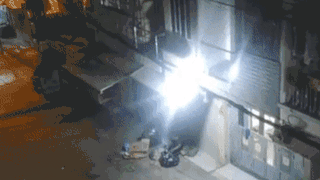 Đêm tối, nghẹn lòng cảnh người đàn ông vừa lọc ve chai vừa lặng lẽ rơi nước mắt