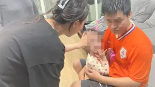 Cảnh sát đu dây cứu cháu bé 2 tuổi mắc kẹt trong căn hộ ở tầng 16 chung cư