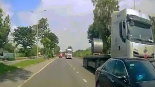 Clip: Xe container lấn làn húc ô tô văng vào lề đường