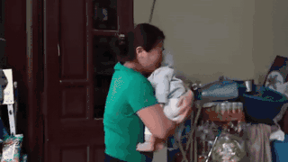 Cặp vợ chồng đưa con về chơi bất ngờ, bà nội phản ứng khiến ai cũng rưng rưng