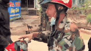 Xót lòng cảnh người cha khóc nức nở, chạy xe máy đi cầm cố để lo hậu sự cho con trai