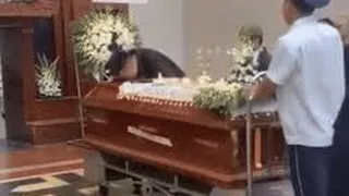 Xót xa khoảnh khắc chàng thanh niên khóc nghẹn bên linh cữu cô gái bị bắn tử vong ở Hà Nội