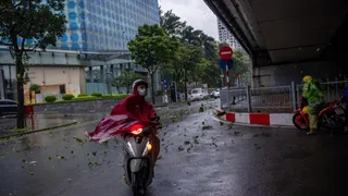 Bão Yagi quần thảo Hà Nội: Gió mạnh giật tung áo mưa, người dân vật lộn trên đường về nhà