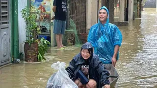 Người Hà Nội thức trắng đêm vì ngập lụt, cuộc sống bị đảo lộn sau gần 30 năm