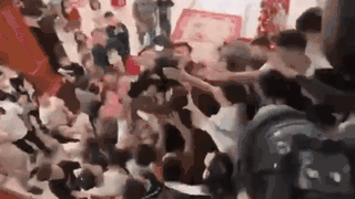 Lên phòng đón dâu, chú rể bị nhóm người vây kín, xô đẩy và chuyện phía sau