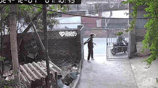 Thanh niên đến đón bạn đi chơi, camera ghi lại cảnh 'dở khóc dở cười'