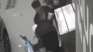 Công an điều tra vụ nam shipper bị tài xế Lexus hành hung: Camera an ninh ghi lại cảnh gây bức xúc