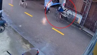 Clip: Cầm ô che mưa, cô gái gặp tai nạn "dở khóc dở cười" khi tránh xe máy