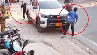 Clip: Màn đẩy ô tô "dở khóc dở cười" tưởng chỉ có trong phim