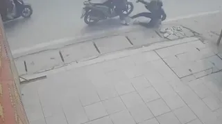 Clip: Phẫn nộ thanh niên đi xe máy đâm ngã người phụ nữ rồi thản nhiên rời đi