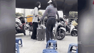 Clip ghi lại cảnh người phụ nữ bán trà đá vỉa hè hành xử thô lỗ gây phẫn nộ