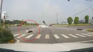 Clip: Đâm văng chục mét vì vượt đèn đỏ, thanh niên "bật dậy" như phim hành động