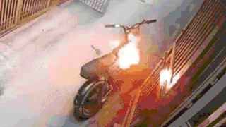 Camera ghi lại 2 phút 'kinh hoàng' trong con hẻm nhỏ