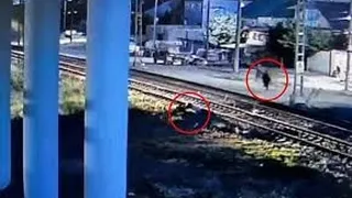 Nín thở khoảnh khắc kéo người đàn ông ra khỏi đường ray tàu hỏa