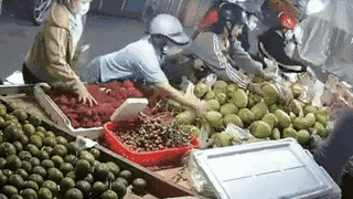 Clip: Mất điện thoại khi mua trái cây, cô gái xem lại camera mà không tin vào mắt mình