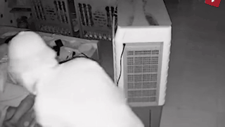 Clip: Kiểm tra camera, chủ nhà ớn lạnh khi thấy cảnh đáng sợ lúc rạng sáng