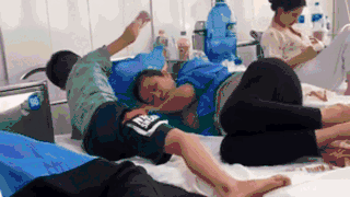 Clip: Bé trai chân bó bột vẫn miệt mài quạt mát cho mẹ nằm cạnh gây xúc động