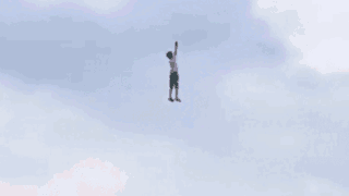 Cậu bé đi thả diều bị kéo lên lơ lửng giữa trời, cảnh tượng khiến nhiều người 'thót tim'