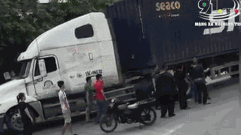 Chạy xe máy đâm thẳng vào sườn container, nam thanh niên tức giận hành hung tài xế