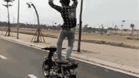 Clip: Đứng múa trên yên xe máy, nam thanh niên nhận cái kết đắng