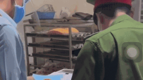 Sau vụ 'bánh mì không phải lương thực thiết yếu', xuất hiện clip Phó Chủ tịch phường xử phạt lò bánh mì