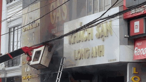 Thót tim cảnh giải cứu 3 mẹ con ngay trước khi loạt bình gas phát nổ liên tiếp gây cháy dữ dội