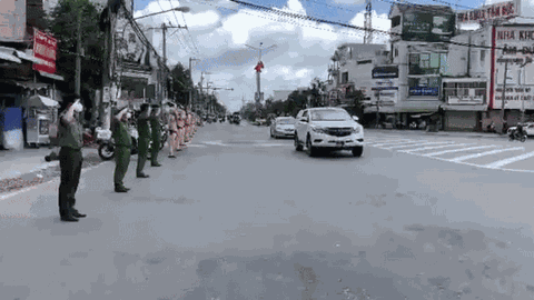 Khóc nghẹn trước khoảnh khắc đồng đội tiễn biệt đại úy công an hy sinh khi làm nhiệm vụ chống dịch