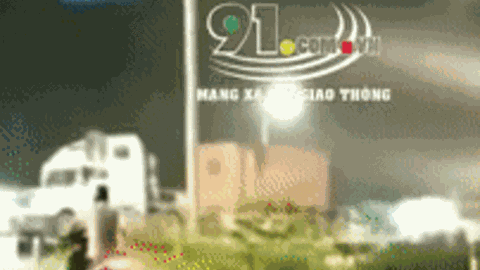 Clip: Mặc còi tàu lửa hú liên tục, nam thanh niên vẫn chạy xe máy vượt đường ray và cái kết đau đớn