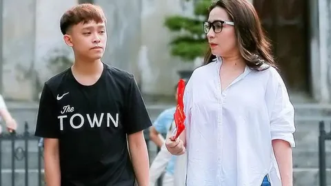 Nhìn lại clip Hồ Văn Cường chân trần biểu diễn, xin tiền từ thiện nuôi em khiến nhiều người cay khoé mắt