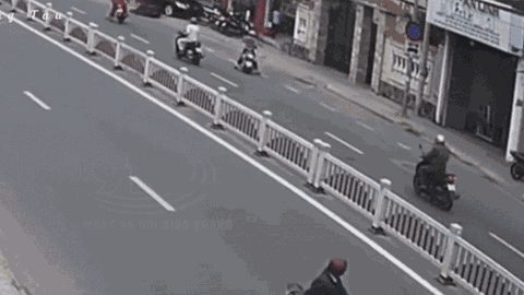 Clip: Xe ô tô bất ngờ mất lái lao sang làn đường đối diện húc văng hàng loạt xe máy