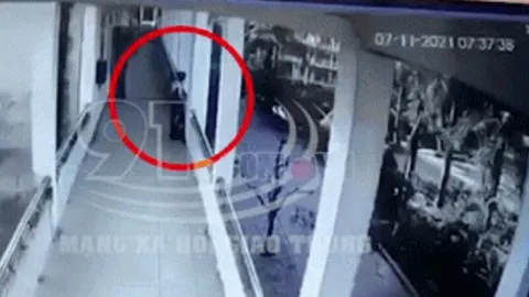 Clip: Khoảnh khắc trước lúc nam sinh rơi từ tầng 3 trường học xuống đất tử vong khiến nhiều người xót xa