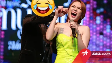 Mỹ Tâm bất ngờ bị một nam ca sĩ 'nhéo tai' trên sân khấu: Chuyện gì xảy ra?