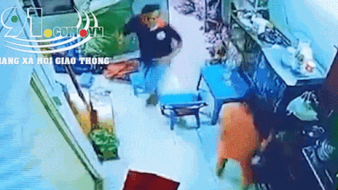 Clip: Thấy gã đàn ông cầm mã tấu truy sát chị bán rau, hành động của người phụ nữ được dân tình khen ngợi