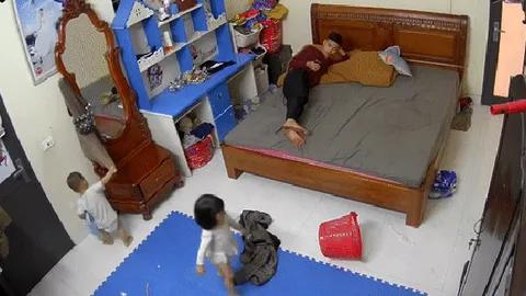 Bố trông con nhưng 'dán' mắt vào điện thoại, cảnh tượng sau 2 giây khiến tất cả thất kinh