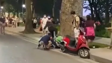 Clip: Hai người đàn ông chửi bới, đá túi bụi nam thanh niên ngay trên đường phố Hà Nội
