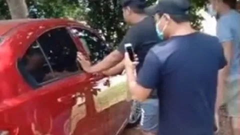 Bị chồng bắt quả tang đang 'ân ái' với nhân tình trên xe ô tô, thái độ trơ trẽn của người vợ gây bức xúc