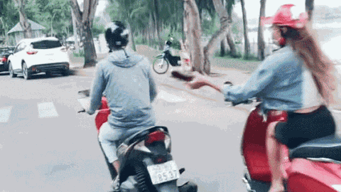 Clip: Đang lái xe trên đường, nam thanh niên bất ngờ bị nữ quái xế cầm guốc phang thẳng vào đầu
