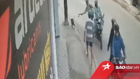 Clip: Nhóm 'cẩu tặc' táo tợn giằng co, dọa chích điện chủ nhà để cướp chó giữa ban ngày
