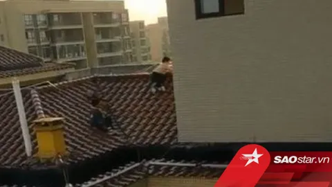 Clip: Kinh hãi khoảnh khắc 4 đứa trẻ trèo ra mái nhà 28 tầng chơi