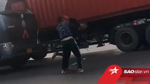 Clip: 2 tài xế dừng xe, lao vào 'quyết chiến' kịch liệt ngay giữa đường gây ùn tắc cả đoạn dài