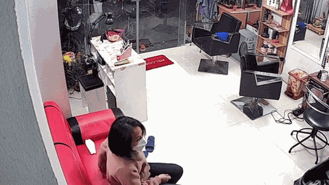 Clip: Ngán ngẩm gái xinh đến làm đẹp rồi 'tiện tay' 'thó' luôn điện thoại của chủ tiệm