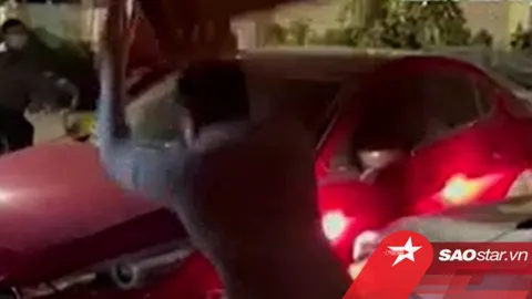 Clip: Va chạm gây xước xe, tài xế còn hống hách chửi bới thách thức, dùng ghế đập phá xe đối phương