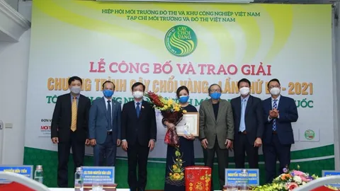 Chổi Kim Cương thuộc về nữ công nhân môi trường Nguyễn Thị Thu Oanh